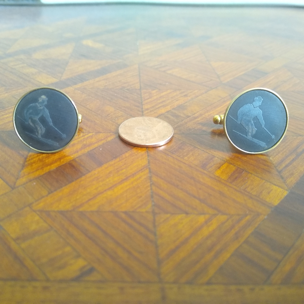 Unique vintage etched "Skier" cufflinks. Gold-tone